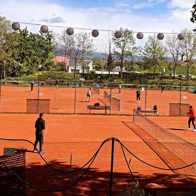 Unsere Tennis-Anlage befindet sich an der Rheinwaldstraße 1, 79395 Neuenburg. Parkplätze sind vorhanden.